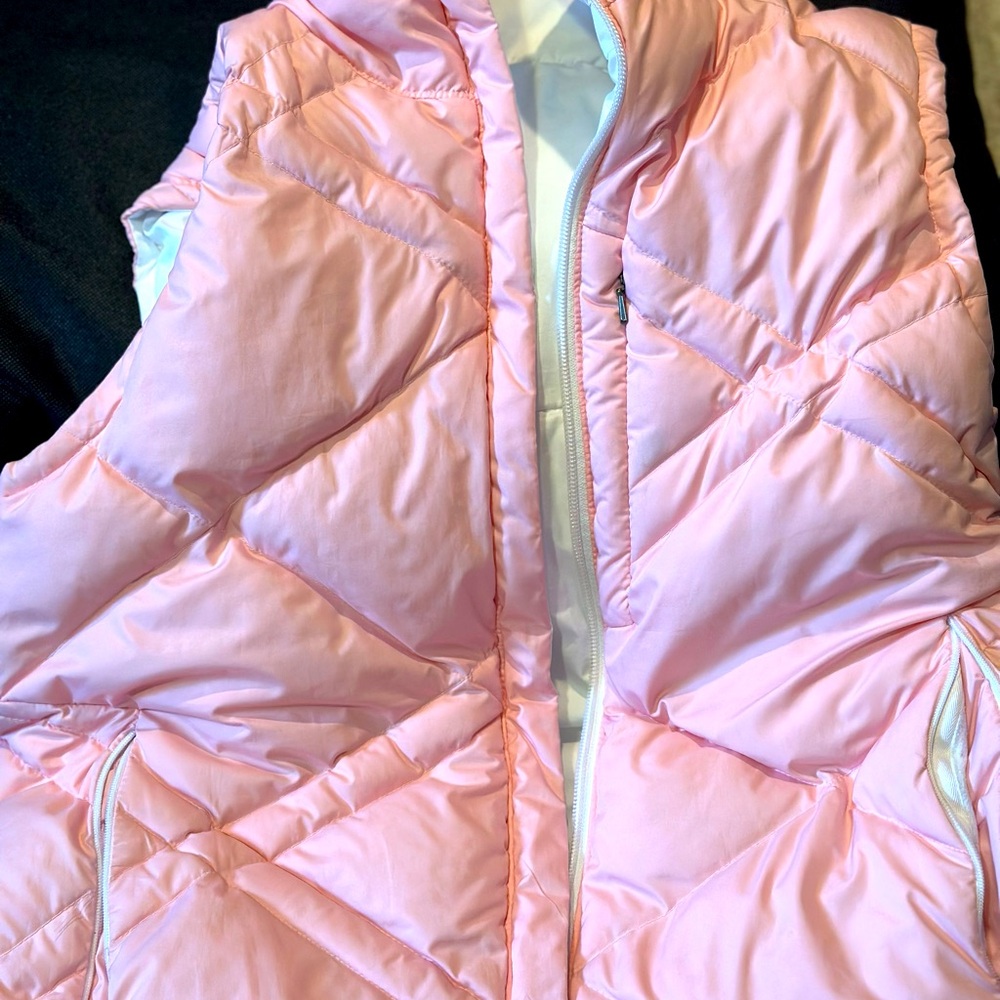 Reversible light pink and white Columbia vest. Light wear, nice condition.